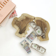 Įkelti vaizdą į galerijos rodinį, Medinė išardoma taupyklė (graviravimas)