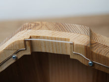 Įkelti vaizdą į galerijos rodinį, Maža medinė taupyklė automobilis (graviravimas)