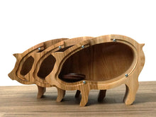 Įkelti vaizdą į galerijos rodinį, Maža medinė taupyklė kiaulė (graviravimas)