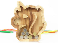 Įkelti vaizdą į galerijos rodinį, Medinė taupyklė vienaragis (graviravimas)