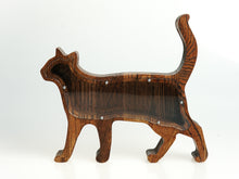 Įkelti vaizdą į galerijos rodinį, Medinė taupyklė katė (ruda, graviravimas)
