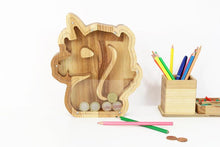 Įkelti vaizdą į galerijos rodinį, Medinė taupyklė vienaragis (graviravimas)