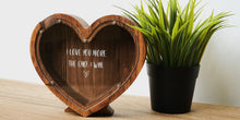 Įkelti vaizdą į galerijos rodinį, Medinė taupyklė širdelė (ruda, graviravimas)