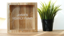 Įkelti vaizdą į galerijos rodinį, Medinė taupyklė kvadratas (graviravimas)