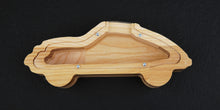 Įkelti vaizdą į galerijos rodinį, Maža medinė taupyklė automobilis (graviravimas)