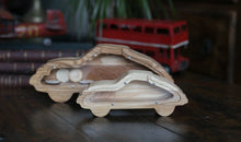 Įkelti vaizdą į galerijos rodinį, Maža medinė taupyklė automobilis (graviravimas)