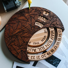Įkelti vaizdą į galerijos rodinį, Rankų Darbo Medinis Kalendorius, Apvalus Dekoratyvinis Aksesuaras ir Dovana Ypatingoms Progoms