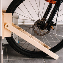 Įkelti vaizdą į galerijos rodinį, Dviračio Stovas - Medinis Stovas Dviračiui