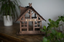 Įkelti vaizdą į galerijos rodinį, Medinė lesyklėlė "Namas"