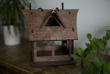 Įkelti vaizdą į galerijos rodinį, Medinė lesyklėlė "Namas"