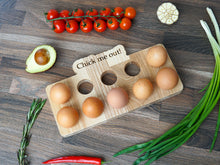 Įkelti vaizdą į galerijos rodinį, Medinis Kiaušinių Laikiklis (3 Spalvos, Graviravimas)