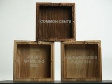 Įkelti vaizdą į galerijos rodinį, Medinė taupyklė kvadratas (graviravimas)