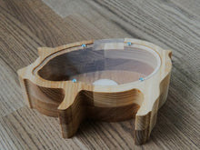 Įkelti vaizdą į galerijos rodinį, Natūralaus medžio taupyklė „Kiaulė“, rankų darbo dovana vaikui ar suaugusiajam