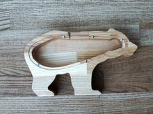 Įkelti vaizdą į galerijos rodinį, Medinė taupyklė meška (graviravimas)