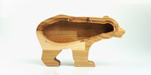 Įkelti vaizdą į galerijos rodinį, Medinė taupyklė meška (graviravimas)