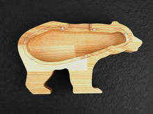 Įkelti vaizdą į galerijos rodinį, Medinė taupyklė meška (graviravimas)