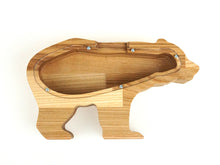 Įkelti vaizdą į galerijos rodinį, Medinė taupyklė meška (graviravimas)