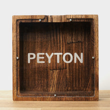 Įkelti vaizdą į galerijos rodinį, Medinė taupyklė kvadratas (ruda, graviravimas)