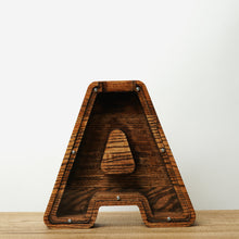 Įkelti vaizdą į galerijos rodinį, Maža medinė taupyklė raidė (A-Ž, ruda, graviravimas)