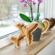 Įkelti vaizdą į galerijos rodinį, Medinė taupyklė lėktuvas (graviravimas)