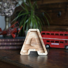 Įkelti vaizdą į galerijos rodinį, Maža medinė taupyklė raidė (A-Ž, graviravimas)