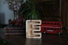 Įkelti vaizdą į galerijos rodinį, Maža medinė taupyklė raidė (A-Ž, graviravimas)