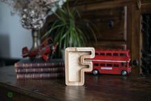 Įkelti vaizdą į galerijos rodinį, Maža medinė taupyklė raidė (A-Ž, graviravimas)