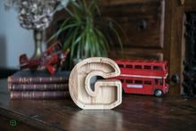 Įkelti vaizdą į galerijos rodinį, Maža medinė taupyklė raidė (A-Ž, graviravimas)