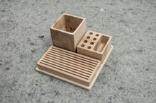 Įkelti vaizdą į galerijos rodinį, Pieštukinė - Medinė Pieštukinė Stalo Priedas (Galimas Graviravimas)