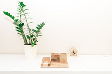 Įkelti vaizdą į galerijos rodinį, Pieštukinė - Medinė pieštukinė Stalo Priedas (Galimas Graviravimas)