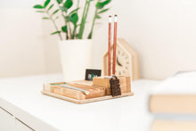 Įkelti vaizdą į galerijos rodinį, Pieštukinė - Medinė Pieštukinė Stalo Priedas (Galimas Graviravimas)