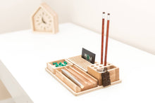 Įkelti vaizdą į galerijos rodinį, Pieštukinė - Medinė Pieštukinė Stalo Priedas (Galimas Graviravimas)