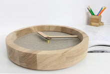 Įkelti vaizdą į galerijos rodinį, Laikrodis - Medinis Apvalus Laikrodis (Pilka Dirbtinė Oda)