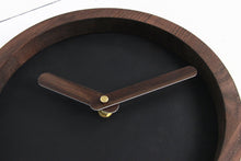 Įkelti vaizdą į galerijos rodinį, Laikrodis - Medinis Apvalus Laikrodis (Juoda Dirbtinė Oda)