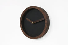 Įkelti vaizdą į galerijos rodinį, Laikrodis - Medinis Apvalus Laikrodis (Juoda Dirbtinė Oda)