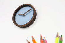 Įkelti vaizdą į galerijos rodinį, Laikrodis - Medinis Apvalus Laikrodis (Baby Blue Dirbtinė Oda)