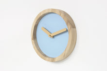Įkelti vaizdą į galerijos rodinį, Laikrodis - Medinis Apvalus Laikrodis (Baby Blue Dirbtinė Oda)