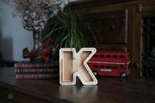 Įkelti vaizdą į galerijos rodinį, Maža medinė taupyklė raidė (A-Ž, graviravimas)