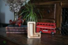 Įkelti vaizdą į galerijos rodinį, Maža medinė taupyklė raidė (A-Ž, graviravimas)