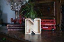 Įkelti vaizdą į galerijos rodinį, Maža medinė taupyklė raidė (A-Ž, graviravimas)