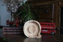 Įkelti vaizdą į galerijos rodinį, Maža medinė taupyklė raidė (A-Ž, graviravimas)