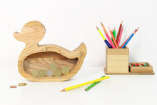 Įkelti vaizdą į galerijos rodinį, Medinė taupyklė ančiukas (graviravimas)