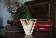 Įkelti vaizdą į galerijos rodinį, Maža medinė taupyklė raidė (A-Ž, graviravimas)