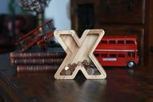 Įkelti vaizdą į galerijos rodinį, Maža medinė taupyklė raidė (A-Ž, graviravimas)