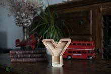 Įkelti vaizdą į galerijos rodinį, Maža medinė taupyklė raidė (A-Ž, graviravimas)