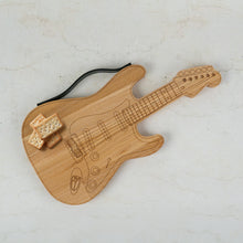 Įkelti vaizdą į galerijos rodinį, Pjaustymo Lenta - Medinė Pjaustymo Lenta &quot; Gitara &quot;(Galimas Graviravimas)
