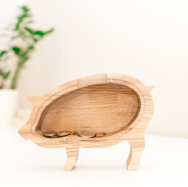 Natūralaus medžio taupyklė „Kiaulė“, rankų darbo dovana vaikui ar suaugusiajam