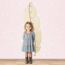 Įkelti vaizdą į galerijos rodinį, Medinė Plunksnos Formos Ūgio Matuoklė, Dekoratyvi ir Funkcionali Vaikų Kambario Detalė
