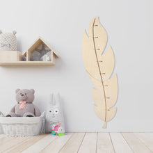 Įkelti vaizdą į galerijos rodinį, Medinė Plunksnos Formos Ūgio Matuoklė, Dekoratyvi ir Funkcionali Vaikų Kambario Detalė
