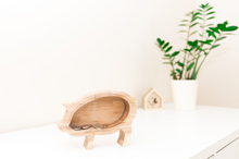 Įkelti vaizdą į galerijos rodinį, Natūralaus medžio taupyklė „Kiaulė“, rankų darbo dovana vaikui ar suaugusiajam
